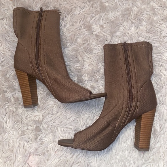 Forever 21 Green Heels - Picture 6 of 7